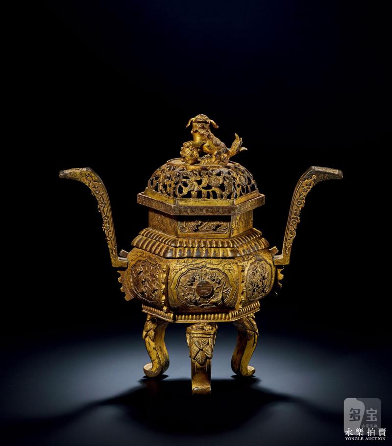 清乾隆 （宫廷）铜鎏金錾刻花卉纹狮钮三足炉